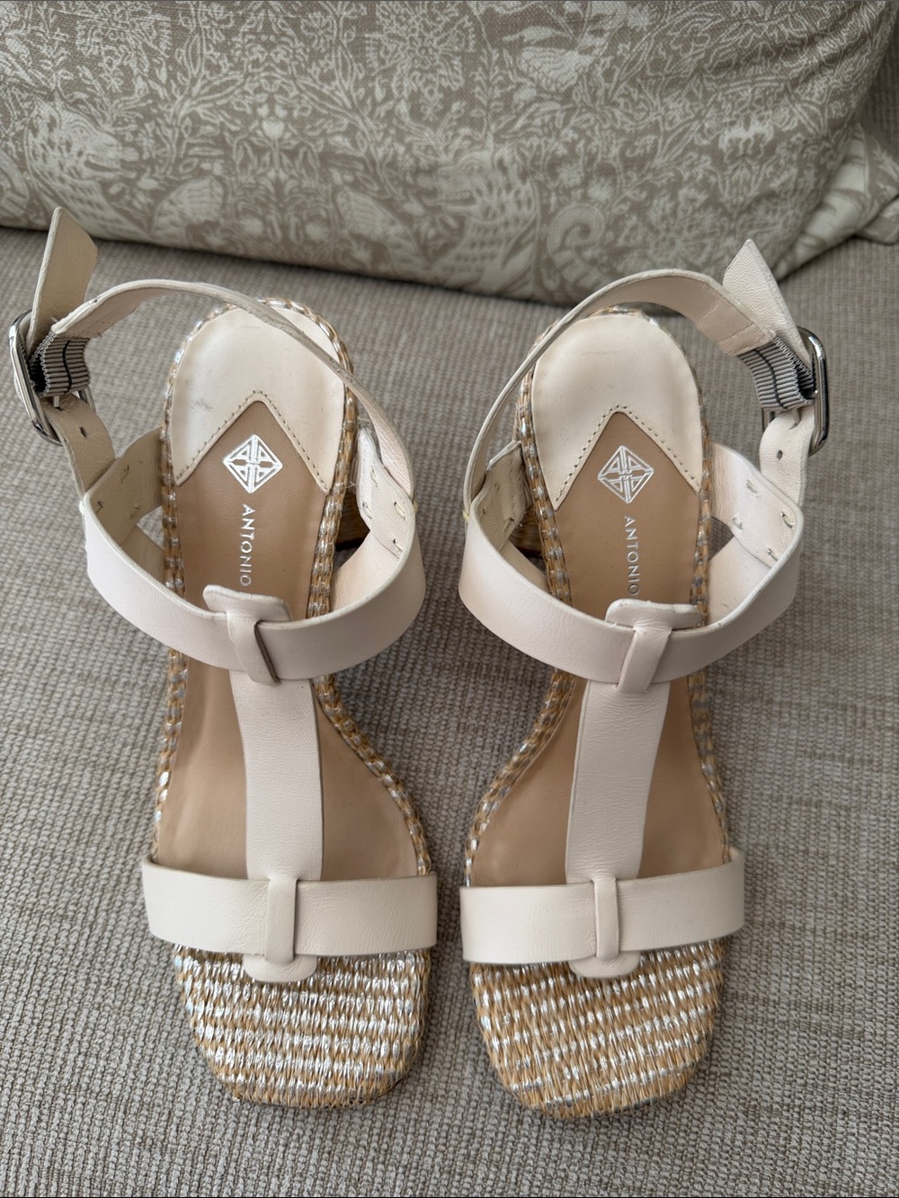 ANTONIO MELANI Cream T-Strap Block Heel Sandals. NWOT